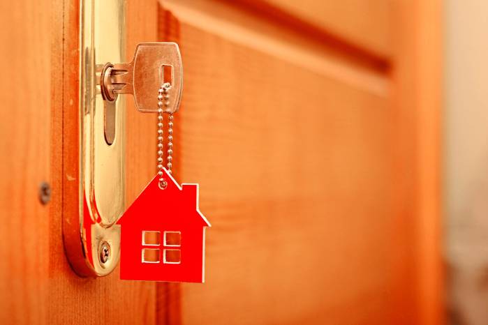 La propuesta busca cubrir una brecha existente en el acceso a vivienda y dinamizar el sector inmobiliario.