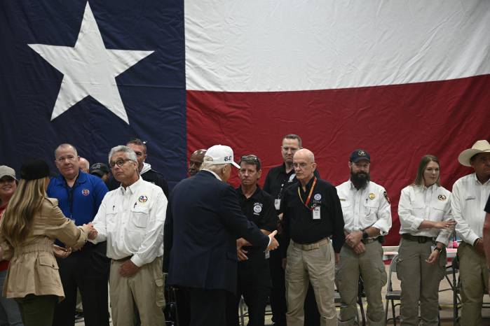 El presidente de Estados Unidos, Donald Trump, y la primera dama, Melania Trump, estrechan la mano a los trabajadores de emergencia tras una mesa redonda con funcionarios locales y personal de primera respuesta en el Happy State Bank Expo Hall de Kerrville, Texas.