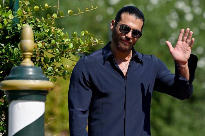 Can Yaman, famoso por telenovelas de éxito internacional, como Pájaro soñador, Sandokan, El Turco y Viola come il mare.