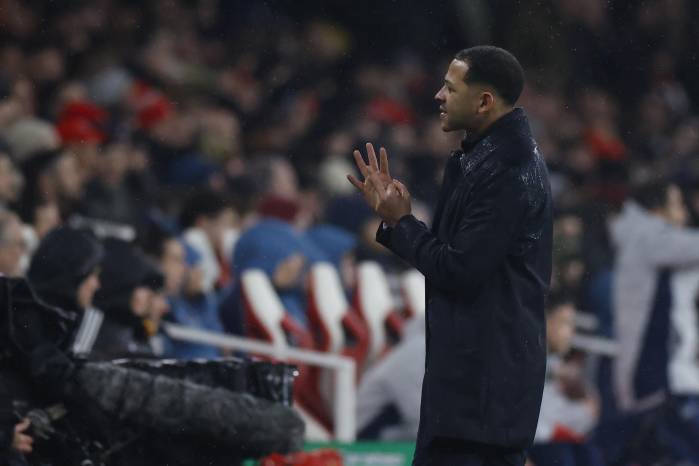 El entrenador del Chelsea, Liam Rosenior,.
