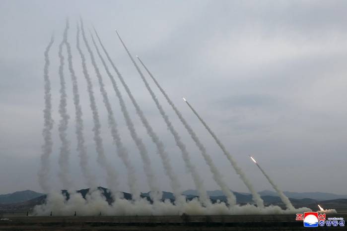 Prueba de fuego real con doce lanzacohetes múltiples de calibre 600 mm (KN-25).