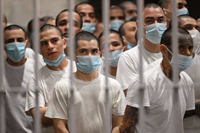 Los reclusos permanecen en sus celdas mientras el ministro de Seguridad de Costa Rica, Gerald Campos, recorre el Centro de Confinamiento contra el Terrorismo (CECOT).