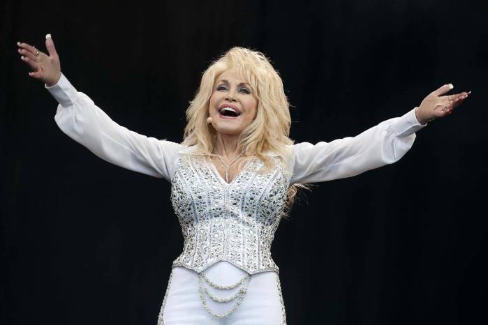 Dolly Parton desarrolló una carrera de casi siete décadas y escribió clásicos como Jolene e I Will Always Love You.