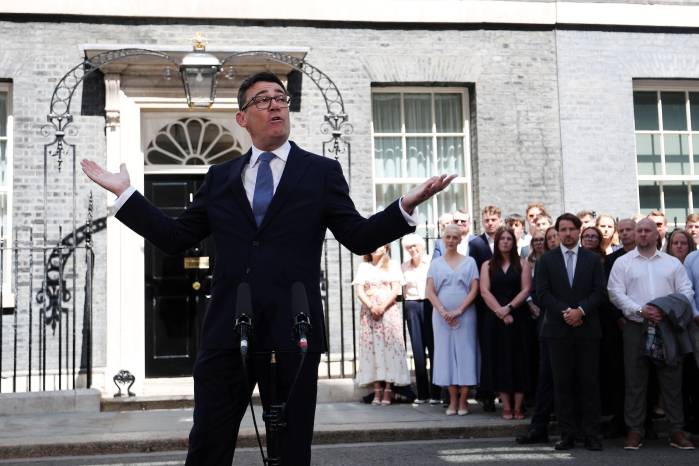 El nuevo primer ministro del Reino Unido Andy Burnham anunció una agenda con fuerte impronta social.