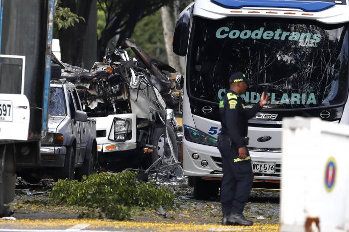 Integrantes de la Policía Nacional inspeccionan la zona del atentado tras una explosión en inmediaciones de la Escuela Militar de Aviación Marco Fidel Suárez este jueves, en Cali (Colombia). EFE/ Ernesto Guzmán Jr