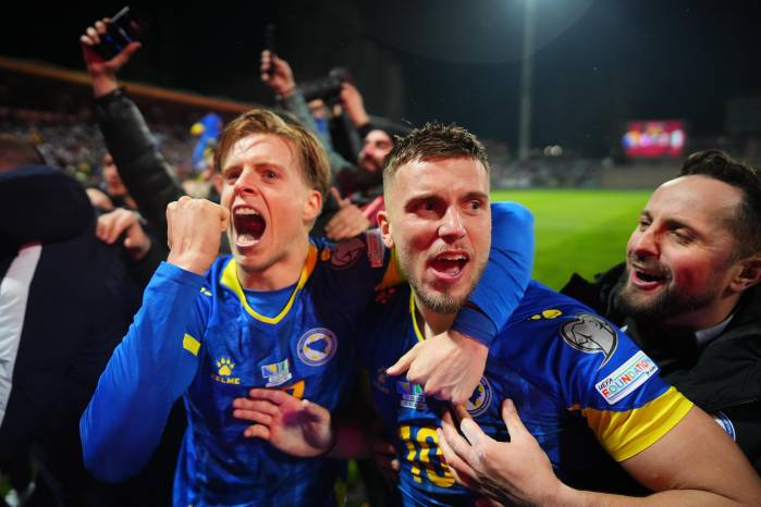 Jugadores de Bosnia-Herzegovina celebran la clasificación de su selección para el Mundial 2026.