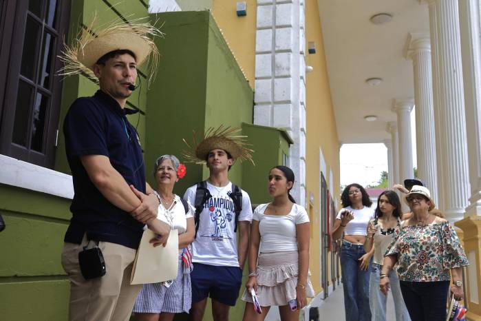 El director de Turismo de Vega Baja, Miguel García (i), realiza un recorrido con los asistentes al 'Tour del conejo'.