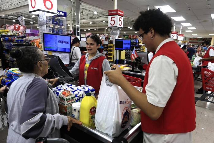 Empleados del supermercado Econo, donde trabajó Bad Bunny.