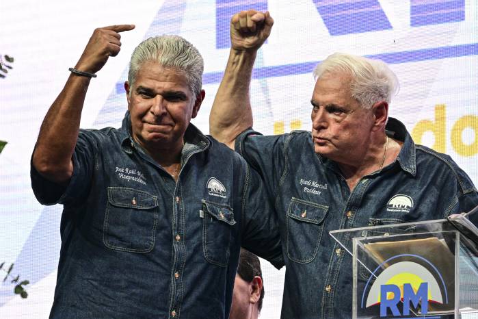 El actual presidente José Raúl Mulino y el expresidente Ricardo Martinelli, durante la campaña electoral del 2024.