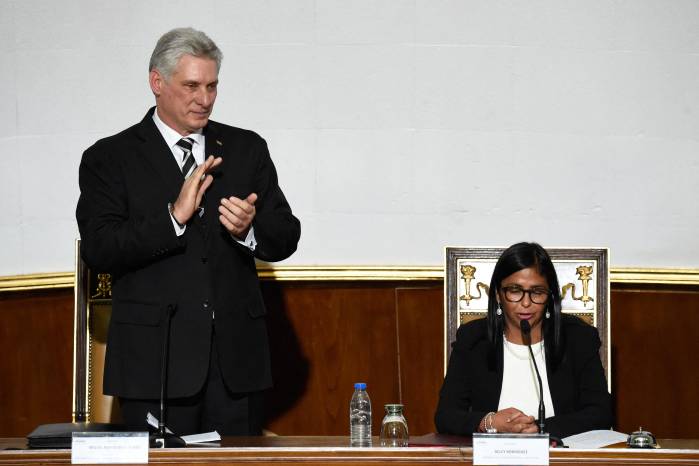 El presidente de Cuba Miguel Díaz-Canel es recibido en Caracas (Venezuela) el 30 de mayo de 2018, cuando Delcy Rodríguez era la presidenta de la Asamblea Nacional Constituyente.