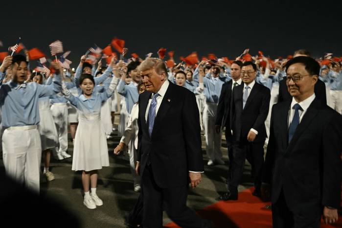 Trump llega a Pekín donde sostendrá reuniones marcadas por tensiones comerciales, energéticas y militares con su homólogo chino Xi Jinping.