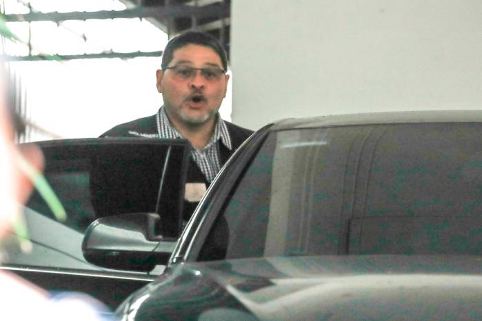 Saúl Méndez, secretario general del Suntracs desde 2010, enfrenta una orden de captura en Panamá por presunta estafa y blanqueo de capitales.