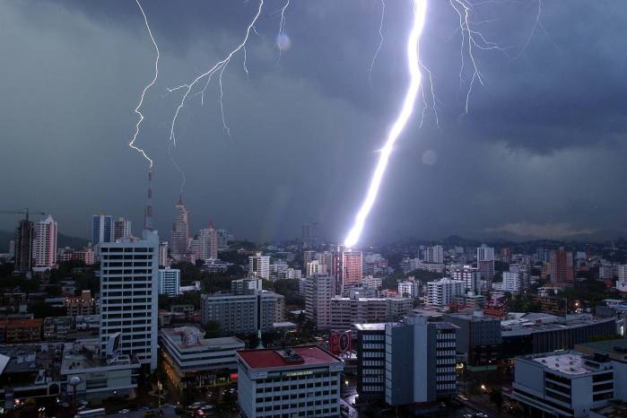 Fotografía de archivo de una tormenta eléctrica sobre Ciudad de Panamá.