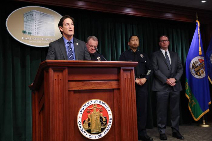 El fiscal de Los Ángeles Nathan Hochman, compareciendo ante los medios de comunicación.