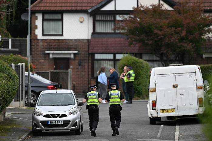 Agentes de policía trabajan en la avenida White House, cerca de la sinagoga de la Congregación Hebrea de Heaton Park en Crumpsall, al norte de Mánchester.