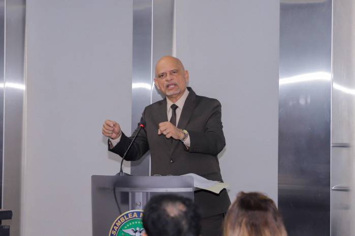 Diputado Ernesto Cedeño respalda la Ley 500 y critica cambios “improvisados” en requisitos profesionales.