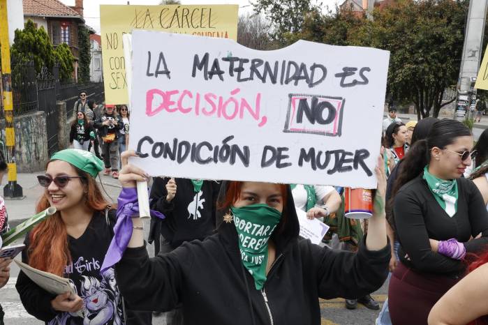 Mujeres celebran el Día de Acción Global por el Aborto Legal y Seguro este domingo, en Bogotá (Colombia).