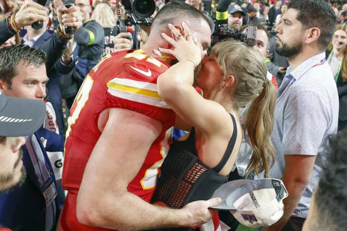 Travis Kelce y Taylor Swift celebrando el 11 de febrero de 2024 el triunfo de los Chiefs en el Super Bowl LVIII ante los San Francisco 49ers en Las Vegas, Nevada.