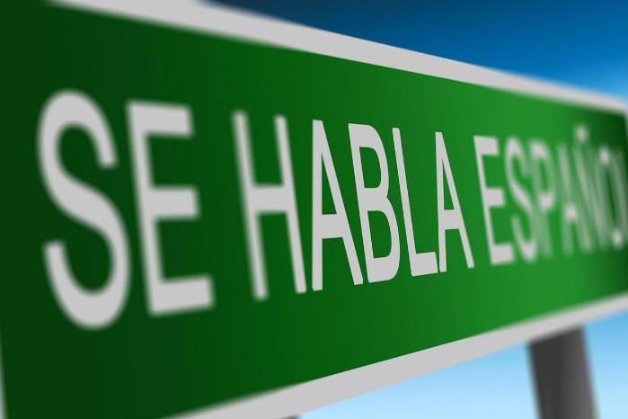 El gobierno asegura que la prohibición responde a la necesidad de preservar el buen uso del idioma español.