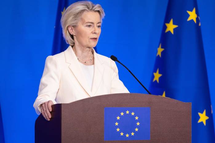 La presidenta de la Comisión Europea, Ursula von der Leyen, habla este jueves en una conferencia de prensa en la Delegación de la UE en China, en Pekín.