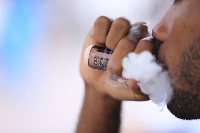 La Resolución No. 146 de 2025 restringe la venta de ‘vapes’ a menores de edad, regula su exhibición y prohíbe su consumo en espacios donde ya está vetado fumar, sin establecer un veto total.