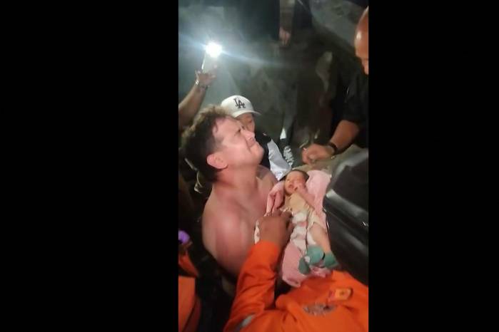 Un bebé de tan solo 18 meses fue rescatado entre los escombros la noche del pasado viernes.
