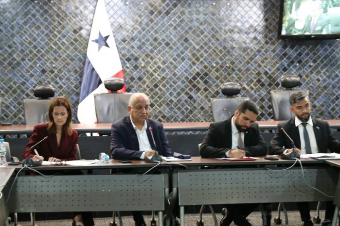 Miembros de la Comisión de Gobierno escucharon los planteamientos del sector periodístico y destacaron que el debate continuará en el pleno legislativo.