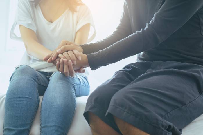 Familias afectadas denuncian que los algoritmos generan conversaciones que aíslan a los jóvenes y refuerzan impulsos autodestructivos, convirtiéndose en un factor agravante de crisis psicológicas.