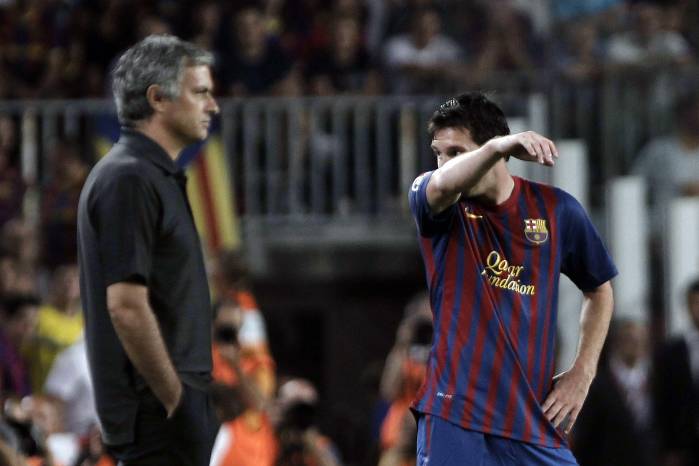 El entrenador portugués José Mourinho (izq.) y al argentino Lionel Messi.