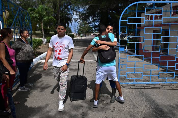 Personas se reencuentran con excarcelados afuera de la prisión de La Lima este viernes, en La Habana (Cuba).