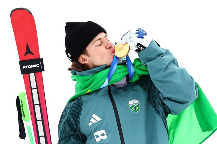 Lucas Pinheiro Braathen, besa su medalla de oro conseguida en el eslalon gigante.