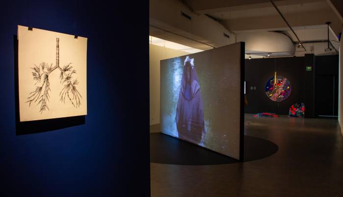 Parte de Memoria del viento de Esvin Alarcón, Drexciya de Astrid González y Agua y Helio y Planetas de retazos de Laura Fong Prosper.