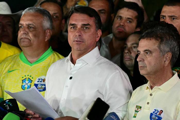 El excandidato a las elecciones presidenciales de Brasil, el ultraderechista Flávio Bolsonaro, estaría a bordo de un vuelo con destino a Estados Unidos.