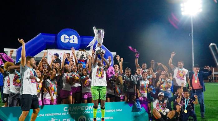 El equipo del Santa Fé FC celebrando el título del Torneo Apertura de la LFF 2024.