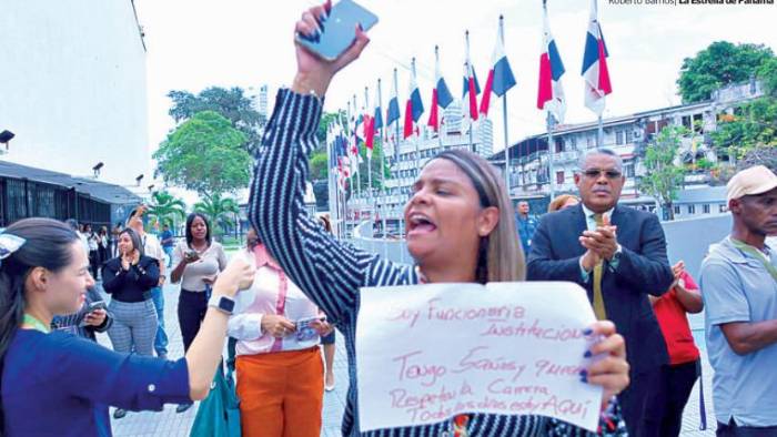 La Contraloría informó que detectaron unas 500 ‘botellas’, en una pasada entrevista con La Decana.