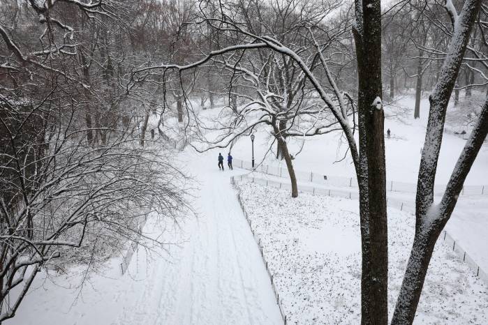 Personas caminan sobre la nieve en Central Park, en la ciudad de Nueva York, el 27 de diciembre de 2025.