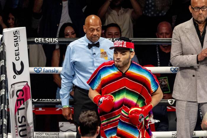 Julio Cesar Chávez Jr. en medio de un combate.