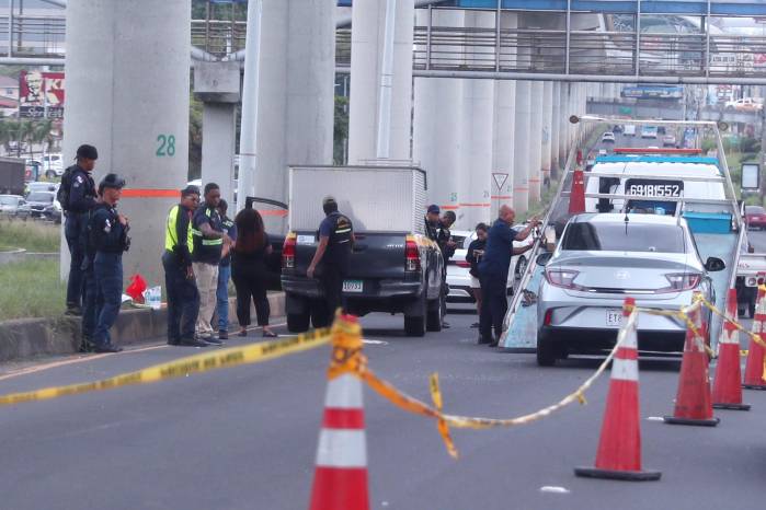 El vehículo de color gris recibió varios proyectiles de arma de fuego a la altura de El Crisol, en San Miguelito, donde Roberto Othoniel Álvarez, de 33 años, quien figuraba en la lista de los más buscados.