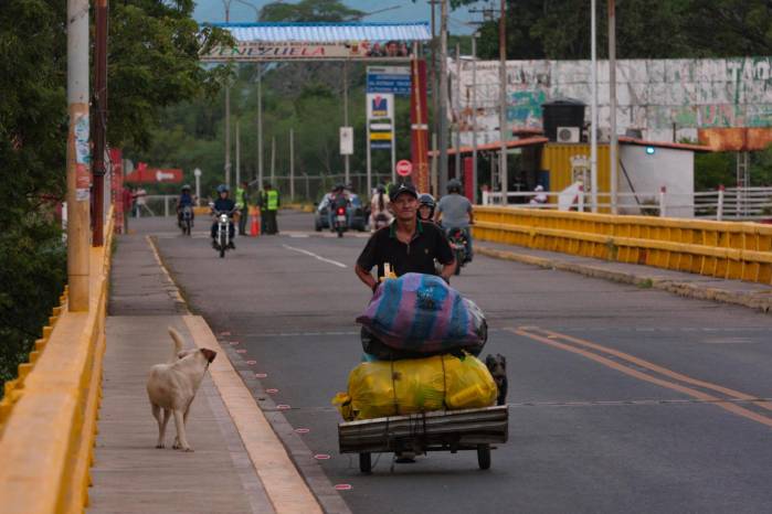 Varias personas fueron captadas este miércoles, 3 de diciembre, al cruzar -desde Venezuela hacia Colombia- el puente Francisco de Paula Santander, en Cúcuta (Colombia). EFE/Mario Caicedo