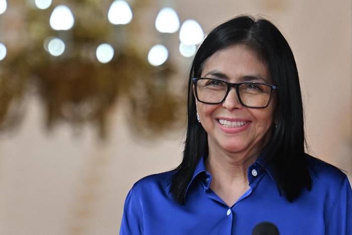 Delcy Rodríguez mantiene contactos internacionales en medio del aislamiento del régimen venezolano, buscando reposicionarse ante actores clave de la política estadounidense.