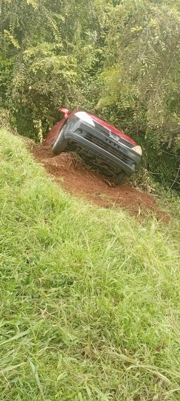 El automóvil quedó hundido por la parte trasera cuando cedió el terreno durante los movimientos sísmicos.