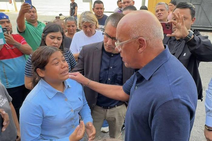 La fotografía, difundida por la Presidencia de la Asamblea Nacional de Venezuela, muestra al presidente de esa entidad, Jorge Rodríguez (der.), conversando con un familiar de un preso político a las afueras de la prisión Zona 7 de la Policía Nacional Bolivariana para visitarlos en Caracas el 6 de febrero de 2026.