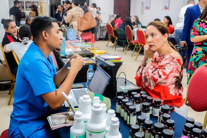 El cooperativismo fomenta el desarrollo social y económico local, creando empleo inclusivo y equitativo, y promoviendo la sostenibilidad y el desarrollo comunitario.