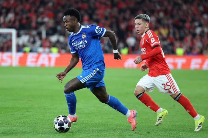 El jugador del Real Madrid, Vinícius Junior (izq.), y el futbolista del Benfica, Gianluca Prestianni.