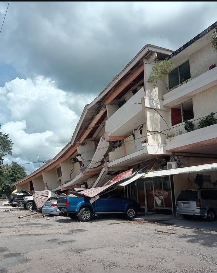 Derrumbes de edificios en el interior debido a terremoto de 7.2.