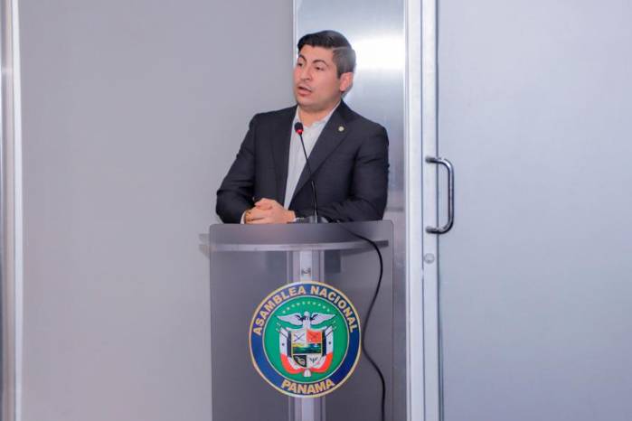 Proyecto de ley busca frenar la discriminación a sobrevivientes de cáncer.