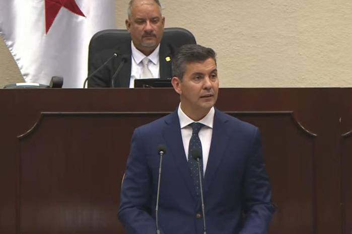 El presidente de Paraguay, Santiago Peña Palacios, durante su discurso en la sesión especial del pleno de la Asamblea Nacional.