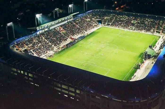 Ubicado en la ciudad de El Alto, el estadio representa una dificultad adicional a las capacidades deportivas de los visitantes.