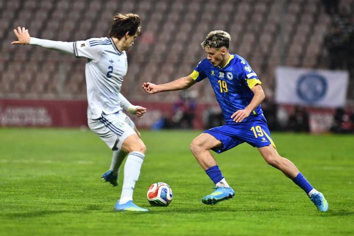 Kerim Alajbegovic (derecha), de Bosnia y Herzegovina, en acción contra Marco Palestra, de Italia, durante el partido de repechaje europeo para la Copa Mundial de la FIFA 2026