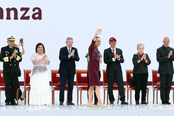 La presidenta de México Claudia Sheinbaum (c), saluda al final de la conmemoración de su primer año de gobierno este domingo, en el Zócalo de la Ciudad de México (México). EFE/Mario Guzmán
